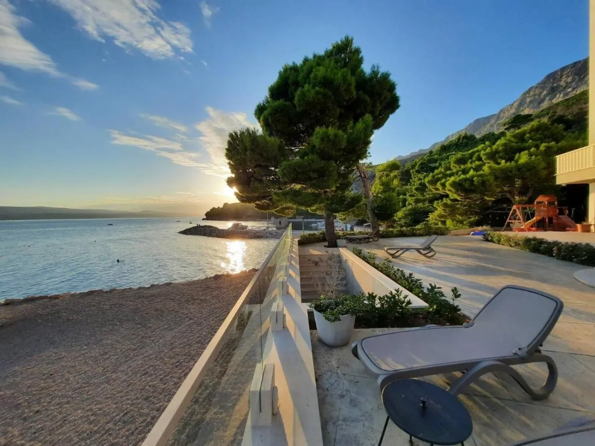 Terasa Villa Carice uz zalazak sunca, s igralištem za djecu