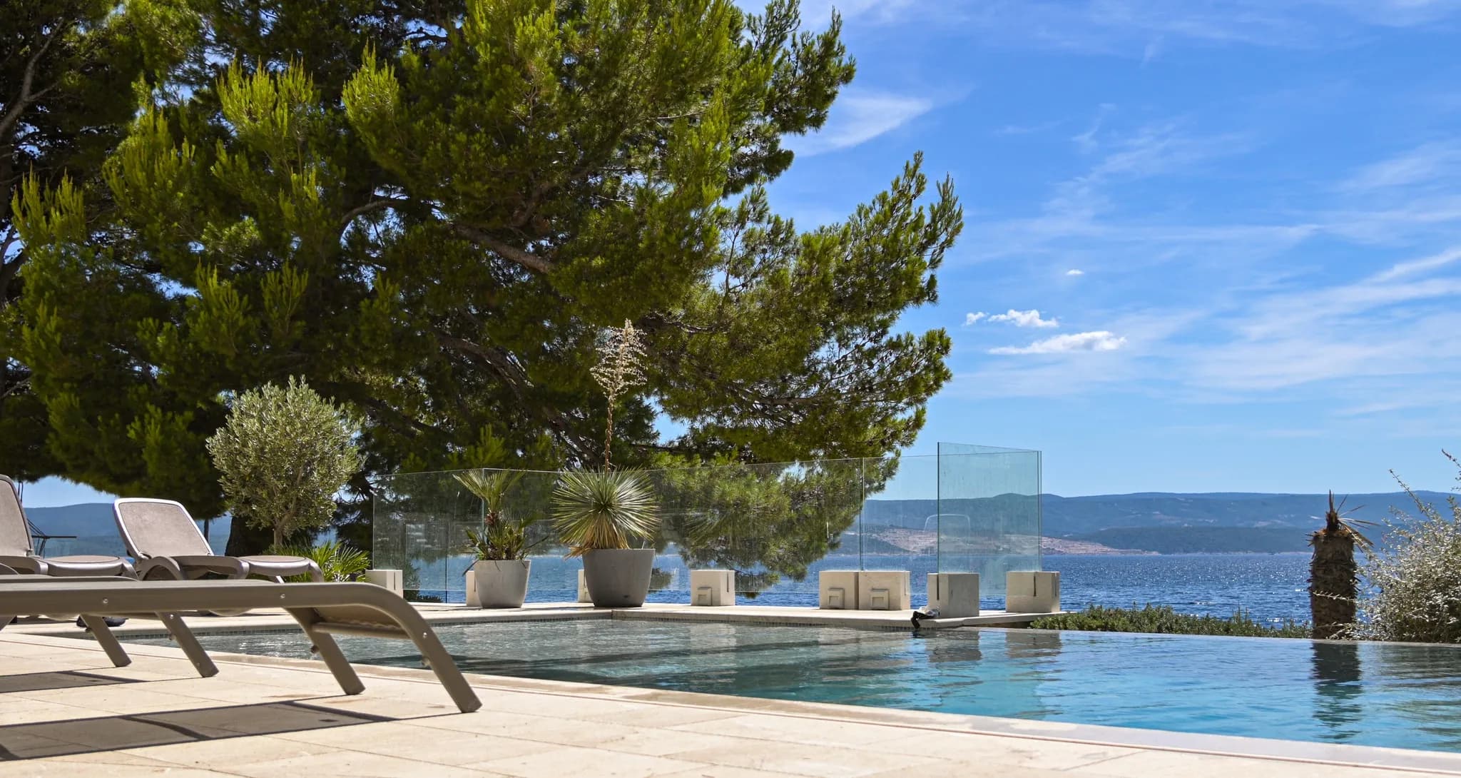 Bazen uokviren borom, pogled na more i planine, Villa Carica