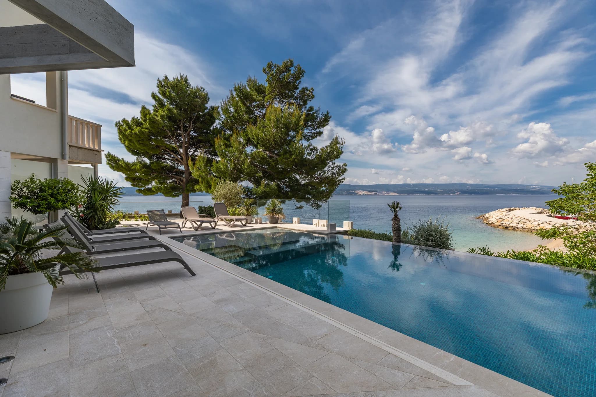 Infinity pool overlooking the open sea, Villa Carica