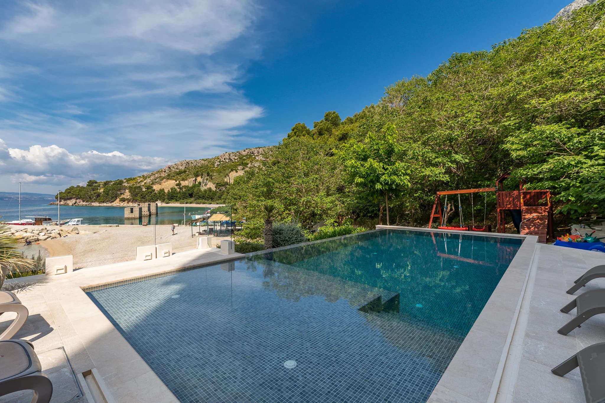 Bazen s pogledom na more i plažu, Villa Carica Medići