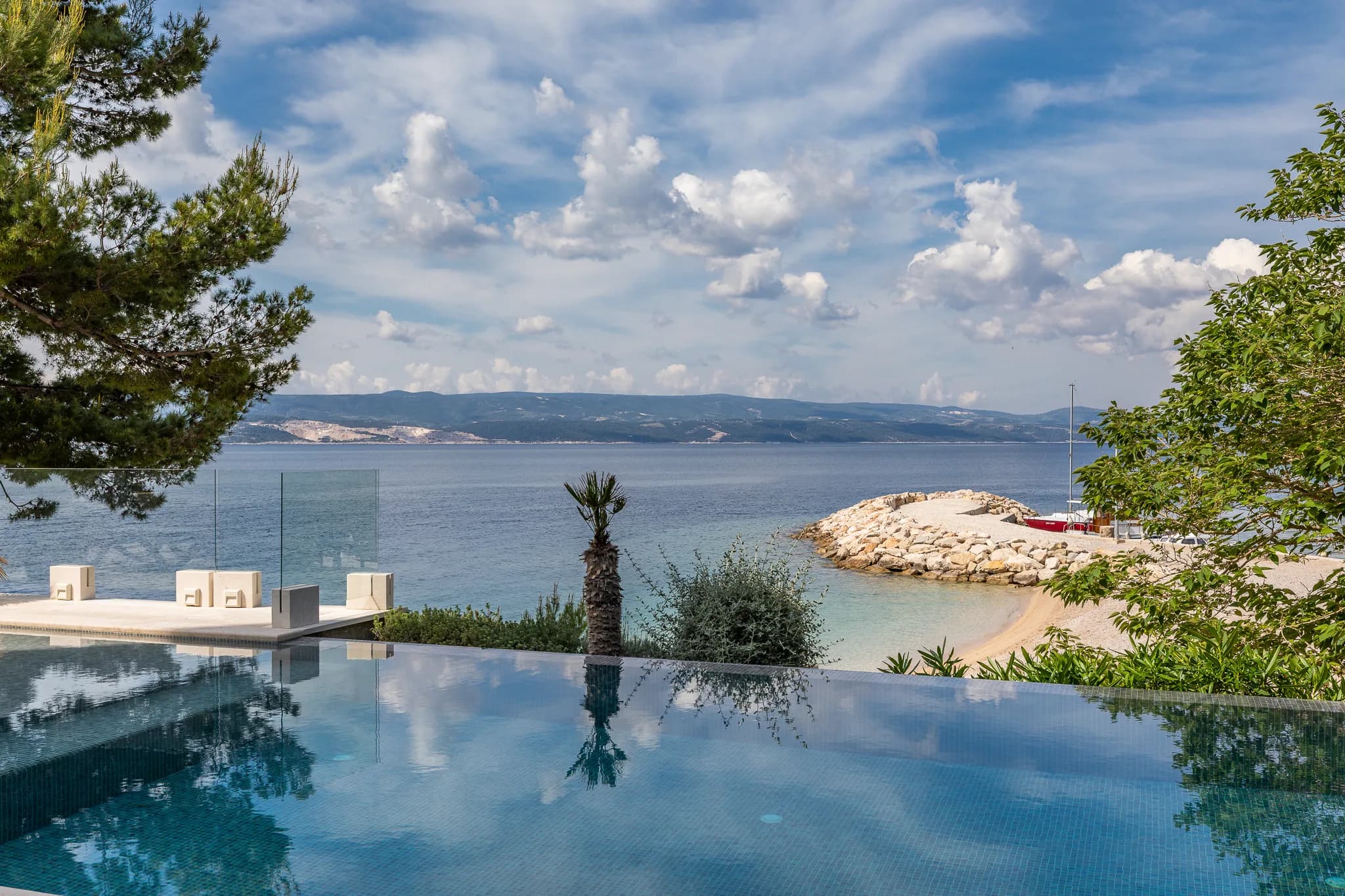 Bazen s pogledom na malu uvalu i plažu, Villa Carica