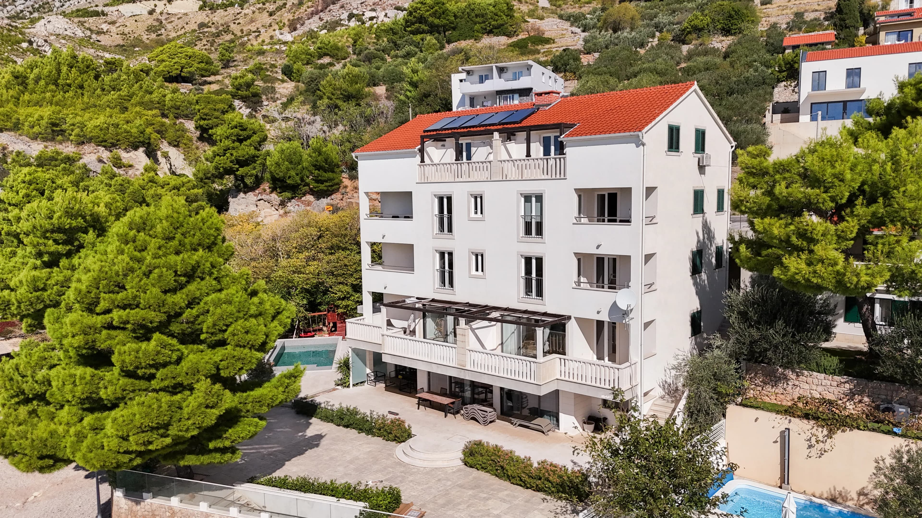 Villa Carica iz zraka, kuća s bazenom u Medićima