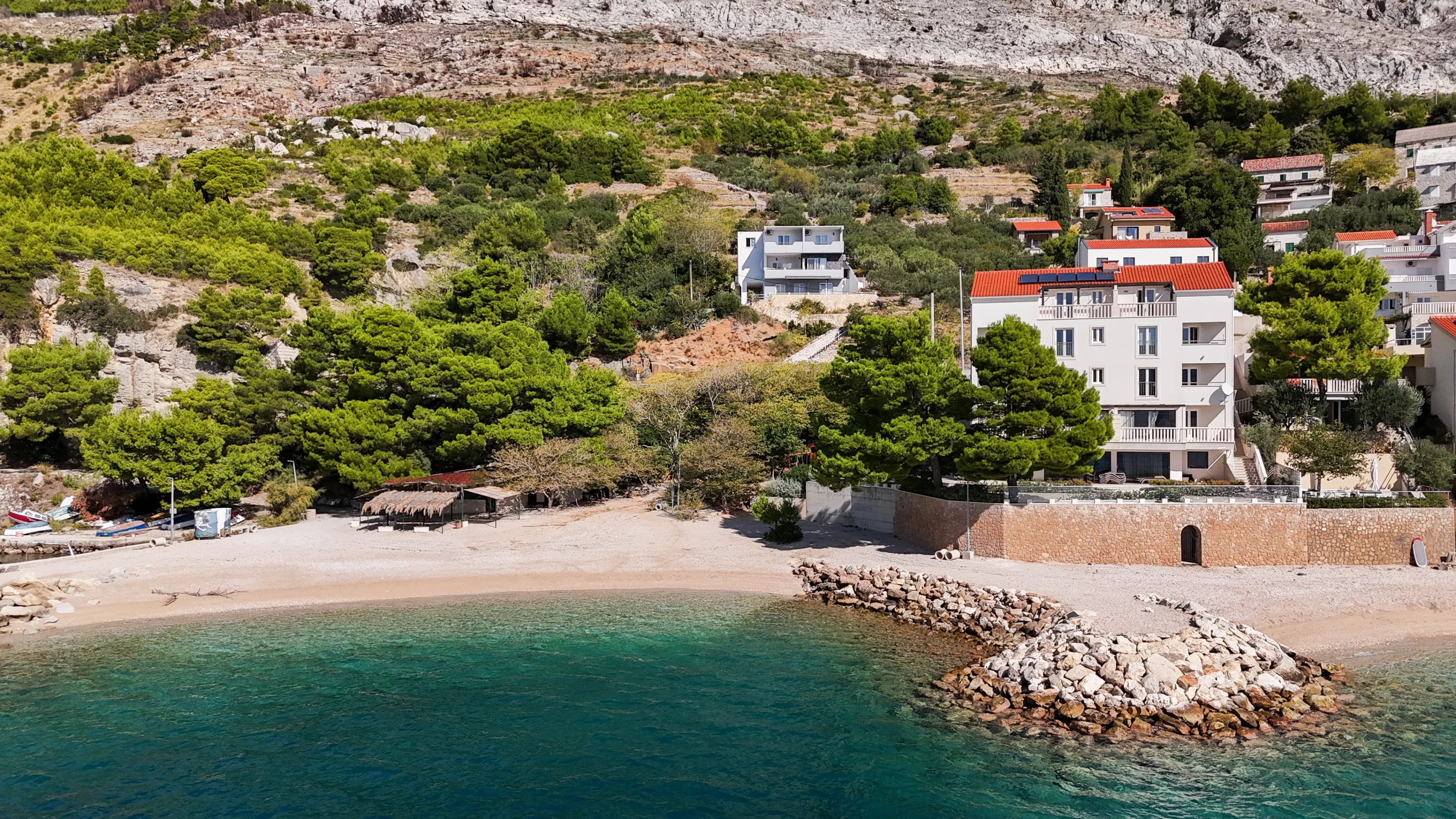 Villa Carica i plaža s planinskim zaleđem, Medići