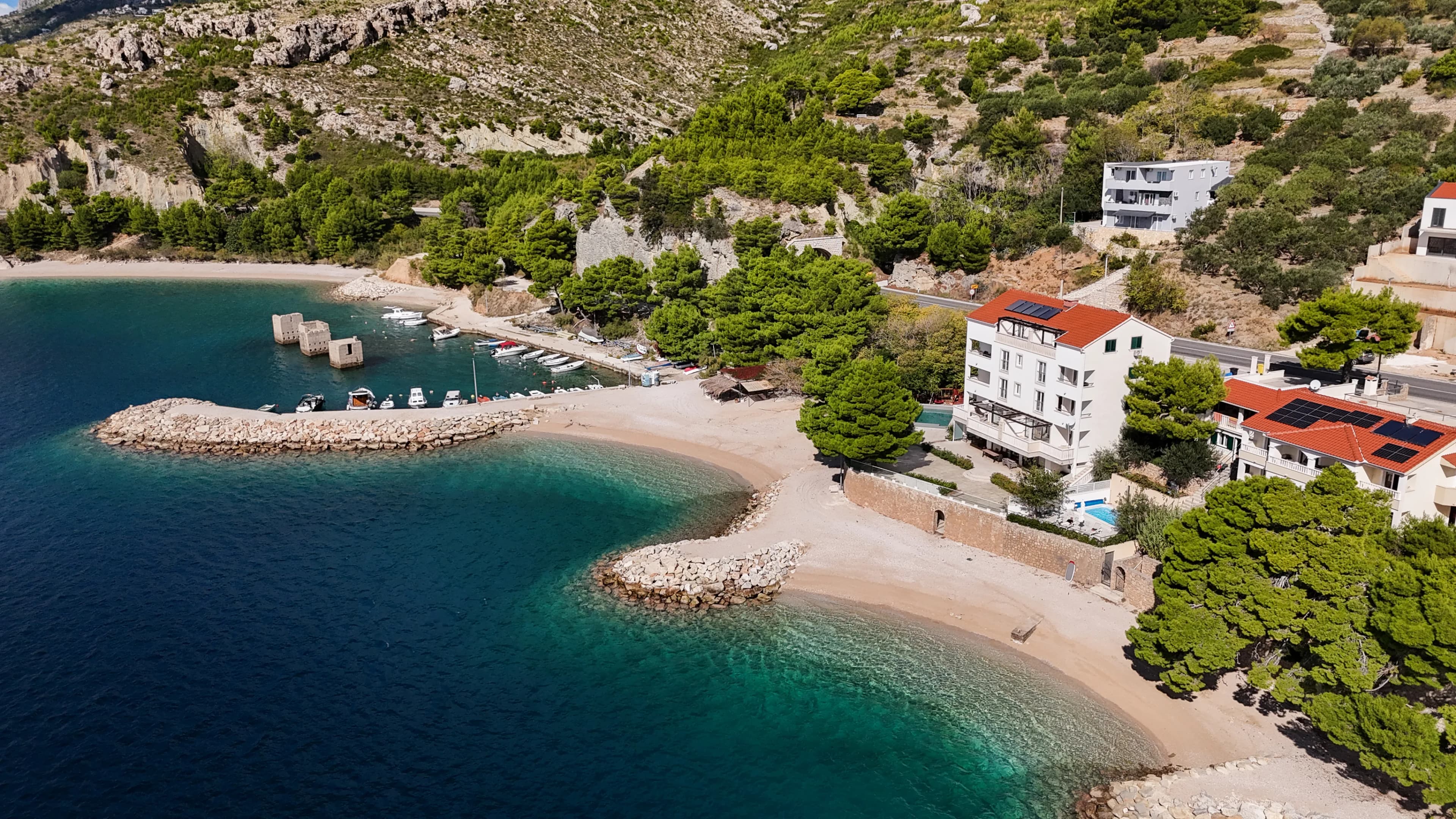 Villa Carica, plaža i luka s brodovima iz zraka