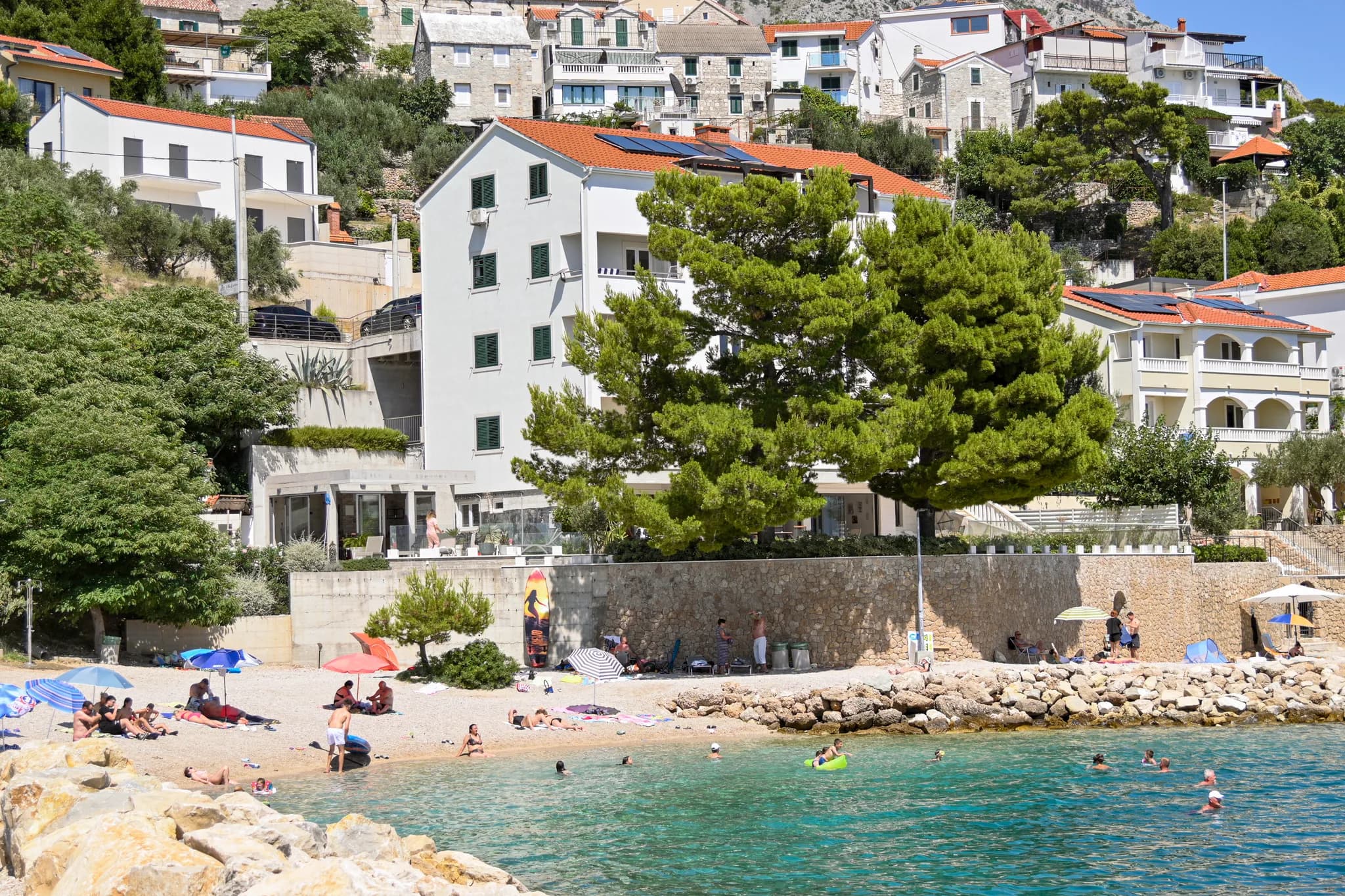 Villa Carica i plaža snimljene s mora, uz EuroVelo 8 rutu